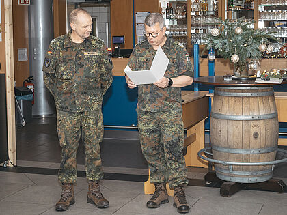 Auch die langjährige Mitgliedschaft von Oberstleutnant Uwe Willert (l.) im Deutschen BundeswehrVerband wurde beim Jahresabschluss der Truppenkameradschaft in Kalkar gewürdigt.