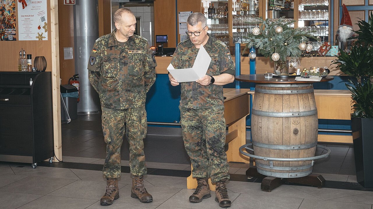 Auch die langjährige Mitgliedschaft von Oberstleutnant Uwe Willert (l.) im Deutschen BundeswehrVerband wurde beim Jahresabschluss der Truppenkameradschaft in Kalkar gewürdigt.
