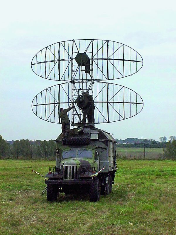 Ein Radargerät des Typs P-15. Besonders diese Geräte sendeten eine starke ionisierende Strahlung aus und waren eine Gefahr für die Bediener.