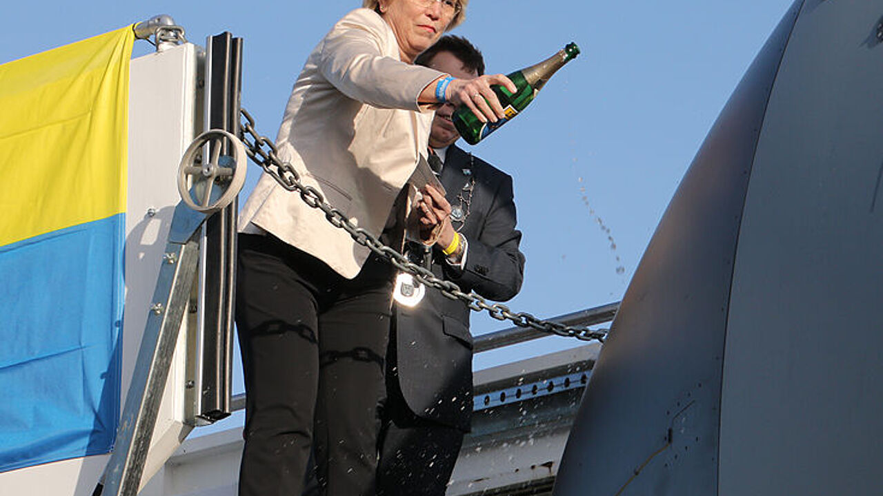 Beate Jung und Rolf-Axel Eberhardt übernahmen die Taufe. Foto: Giebel, Wunstorfer Stadtanzeiger