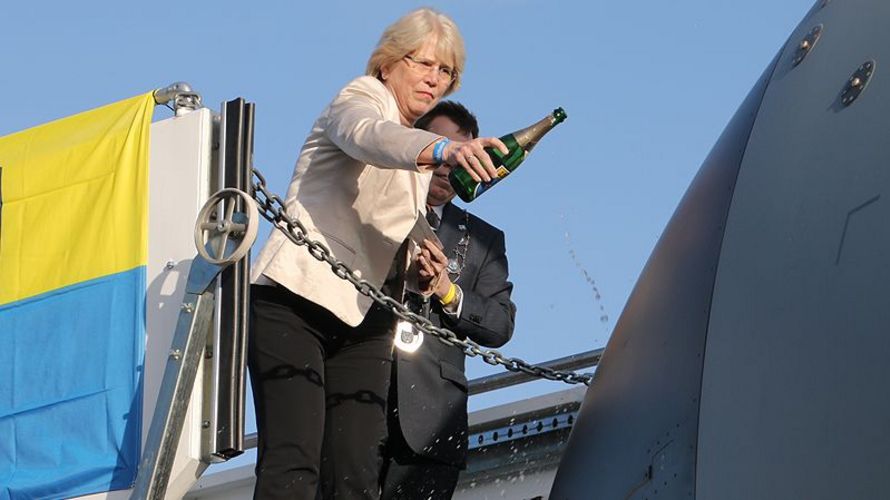 Beate Jung und Rolf-Axel Eberhardt übernahmen die Taufe. Foto: Giebel, Wunstorfer Stadtanzeiger