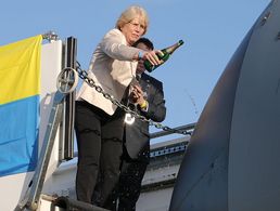 Beate Jung und Rolf-Axel Eberhardt übernahmen die Taufe. Foto: Giebel, Wunstorfer Stadtanzeiger
