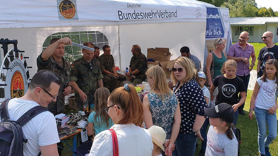 Großes Gedränge am Info-Stand des DBwV rund um den TruKa- und StoKa-Vorsitzenden Stabsfeldwebel Thomas Gerlinger und Hauptmann Sören Worg. Foto: DBwV