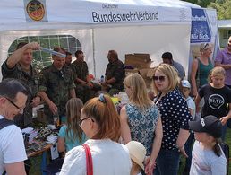 Großes Gedränge am Info-Stand des DBwV rund um den TruKa- und StoKa-Vorsitzenden Stabsfeldwebel Thomas Gerlinger und Hauptmann Sören Worg. Foto: DBwV