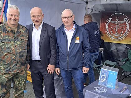 Zu Gast am Stand des Deutschen BundeswehrVerbandes: Kai Wegner (Mitte), Regierender Bürgermeister von Berlin, im Gespräch mit den Vertretern des DBwV. Foto: DBwV