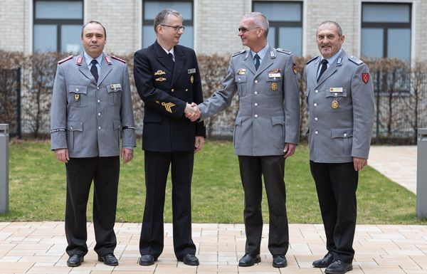 Nach einem Jahr erfolgreicher Arbeit hat Oberstabsbootsmann Michael Dittrich (2.v.l.) seine Arbeit als Betreuer der Ansprechpartner im Einsatz und in den Missionen an Oberstabsfeldwebel Stefan Weyer (2.v.r.) aus dem Landesverband Süddeutschland übergeben. Foto: DBwV/Sarina Flachsmeier