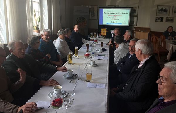 Angeregte Gespräche: Die Mitglieder der Kameradschaft ERH Augsburg bei der Mitgliederversammlung. Foto: Michael Lipp