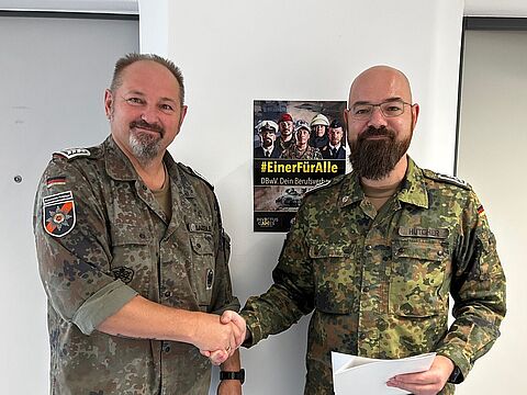 Stabsfeldwebel Kevin Hütcher (r.) und Oberstabsfeldwebel Heiko Gaebler  Foto: DBwV
