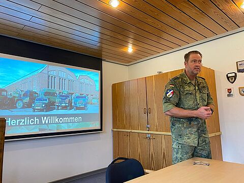 Ausführlich informierte Oberstleutnant Hagen Strunk die Gästegruppe des DBwV.Foto: Hauptmann a.D. Torsten Küppers