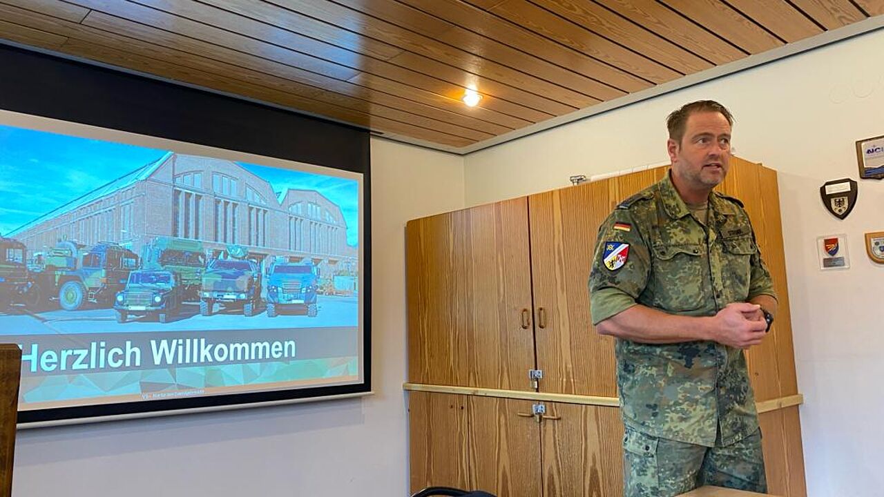 Ausführlich informierte Oberstleutnant Hagen Strunk die Gästegruppe des DBwV.Foto: Hauptmann a.D. Torsten Küppers