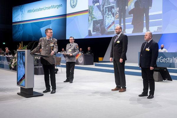 Oberstleutnant a.D. Hans-Jürgen Schrader (r.) und Hauptmann a.D. Michael Scholz  (2.v.r.) erhielten vom Bundesvorsitzenden Oberstleutnant André Wüstner (l.) die Ehrennadel des DBwV in Gold. Foto: DBwV/Yann Bombeke