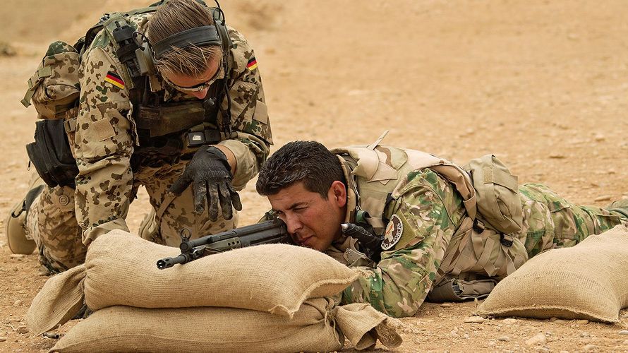   Einweisung der kurdischen Peschmerga in die Handhabung des G3-Sturmgewehrs durch Soldaten der Bundeswehr auf einer Schießanlage nahe der nordirakischen Stadt Erbil. Die Ausbildung ist aktuell jedoch ausgesetzt. ©Bundeswehr/Sebastian Wilke