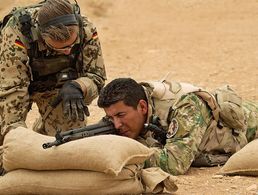   Einweisung der kurdischen Peschmerga in die Handhabung des G3-Sturmgewehrs durch Soldaten der Bundeswehr auf einer Schießanlage nahe der nordirakischen Stadt Erbil. Die Ausbildung ist aktuell jedoch ausgesetzt. ©Bundeswehr/Sebastian Wilke