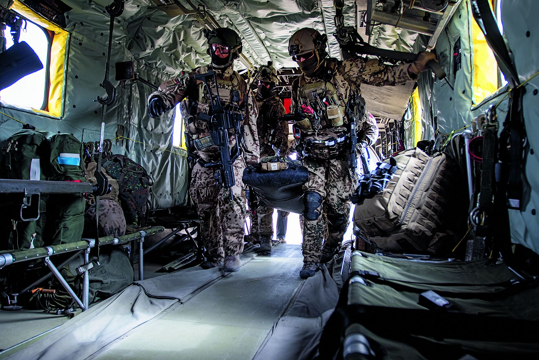 Spezialisierte Kräfte der Luftwaffe: Soldaten tragen einen Verletzten zum Ausfliegen in einen Transporthubschrauber im Rahmen einer Übung in Afghanistan im Oktober 2016.