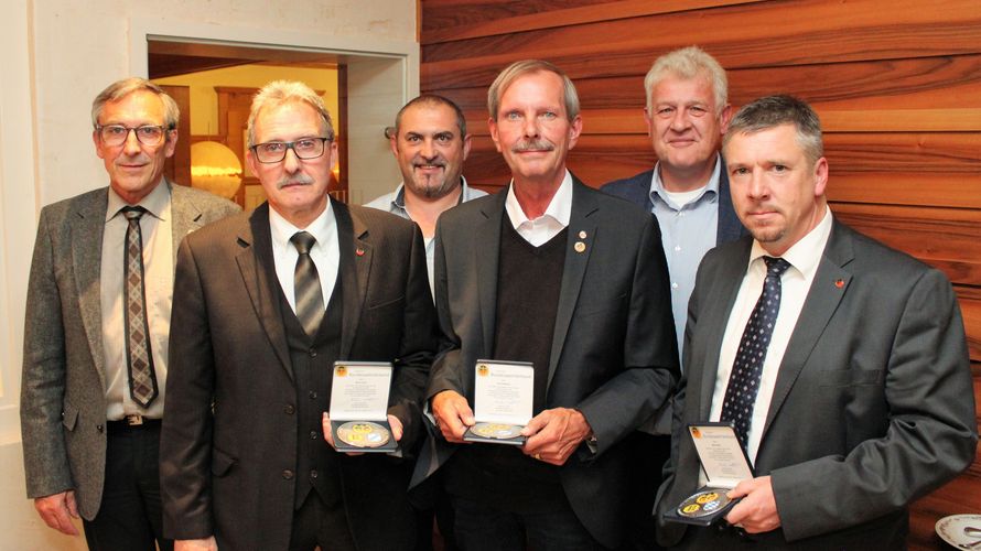 Stabsfeldwebel a.D. Gerhard Stärk, Oberstleutnant Josef Rauch und Benno Spitzweg (2. Reihe) dankten Mario Rath, Hauptmann a.D. Uwe Rossow und Maik Beier (1. Reihe) mit der Plakette des LV Süddeutschland Foto: DBwV 