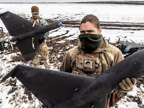 Ukrainische Soldaten mit Loitering Drones auf dem Gefechtsfeld. Die Kamikaze-Flieger sind inzwischen kriegsentscheidend. Die Bundeswehr will die Fähigkeit aufbauen. Foto: Picture Alliance/Cover Images/Azov Battalion, 12th Brigade/Cover Images