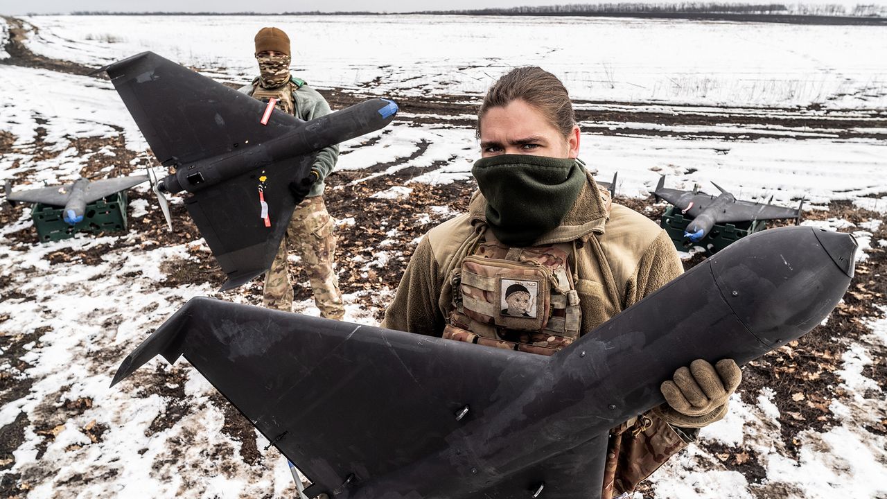 Ukrainische Soldaten mit Loitering Drones auf dem Gefechtsfeld. Die Kamikaze-Flieger sind inzwischen kriegsentscheidend. Die Bundeswehr will die Fähigkeit aufbauen. Foto: Picture Alliance/Cover Images/Azov Battalion, 12th Brigade/Cover Images