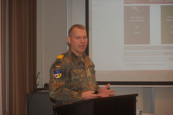 Flottenapotheker Martin Pape begrüßte die Teilnehmer am Standort Quakenbrück. Foto: DBwV