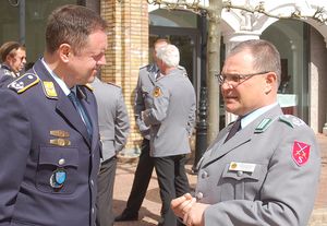Andreas Brandes (re.) suchte das Gespräch mit den Kommandeuren