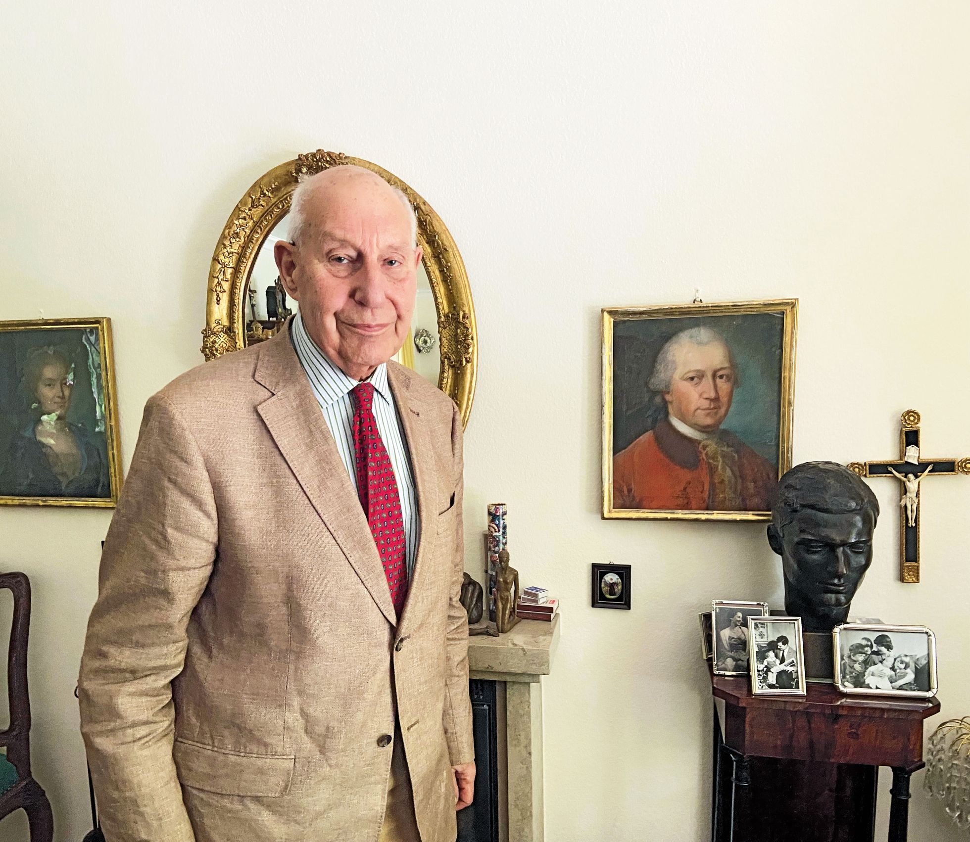 Berthold Maria Schenk Graf von Stauffenberg im Wohnzimmer des Hauses, das er mit seiner Ehefrau Mechthild Schenk Gräfin von Stauffenberg, geb. Gräfin von Bentzel-Sturmfeder-Horneck, bewohnt. Die Büste seines Vaters und Familienfotos aus seiner Kindheit sind die bleibende Erinnerung an die mutige Tat seines Vaters, Oberst Claus Schenk Graf von Stauffenberg. Foto: DBwV/Frank Jungbluth