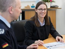 Rüstungsstaatssekretärin Katrin Suder im Interview: "Und die Anschlussfähigkeit wollen wir in einem sogenannten Cyber-Cluster durch eine geplante enge Kooperation mit Universitäten und mit jungen Unternehmen sowie mit bereits etablierten Industrieunterneh