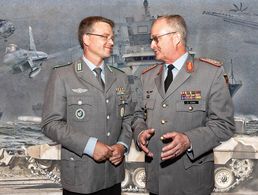 Den Bundesvorsitzenden Oberstleutnant André Wüstner (l.) und den Generalinspekteur General Eberhard Zorn eint ein sehr ähnlicher Blick auf die Bundeswehr. So sehen beide die dringende Notwendigkeit von vollausgestatteten Streitkräften. Foto: DBwV/Montage Eutebach