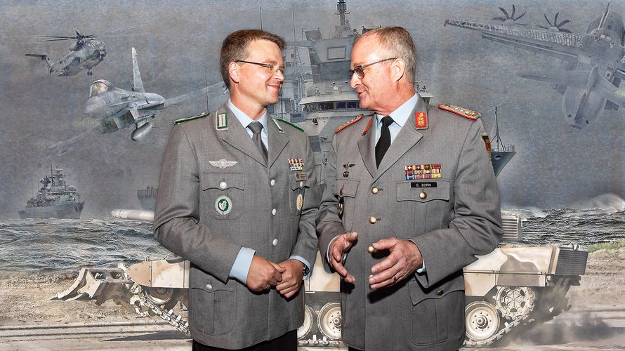 Den Bundesvorsitzenden Oberstleutnant André Wüstner (l.) und den Generalinspekteur General Eberhard Zorn eint ein sehr ähnlicher Blick auf die Bundeswehr. So sehen beide die dringende Notwendigkeit von vollausgestatteten Streitkräften. Foto: DBwV/Montage Eutebach