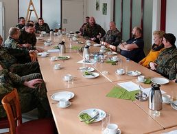 In lockerer Runde: Die TruKa des Munitionsversorgungszentrum (MunVersZ) West. Foto: TruKa Wulfen