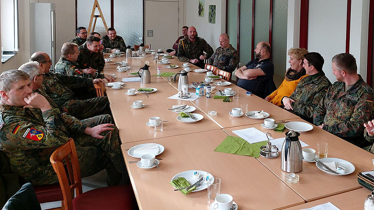 In lockerer Runde: Die TruKa des Munitionsversorgungszentrum (MunVersZ) West. Foto: TruKa Wulfen