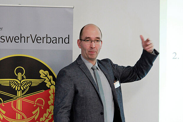 Jens Scheer stellte Aufgaben und Unterstützungsmöglichkeiten des Sozialdienstes vor Foto: DBwV/Kaminsky