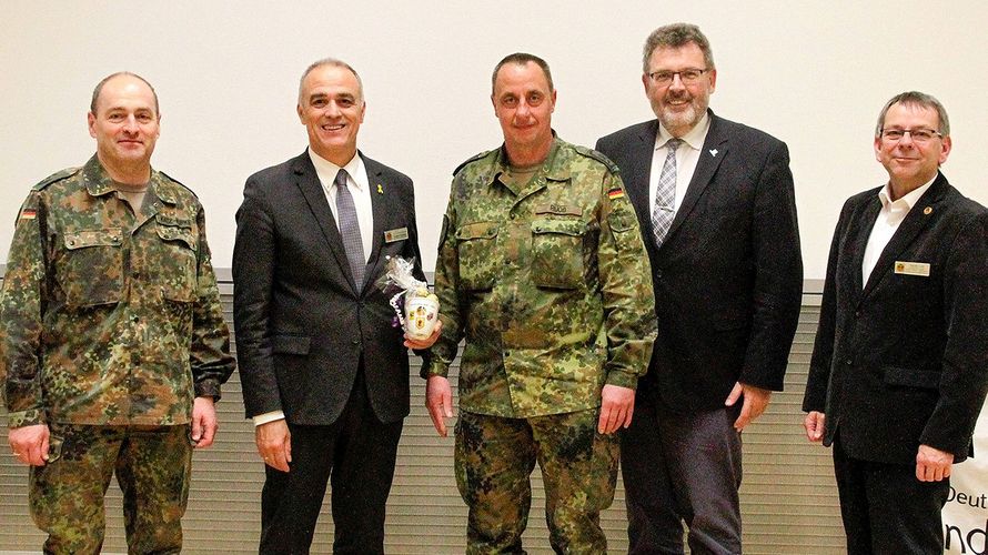 In Pfullendorf: Kommandeur Oberst Katz-Kupke (v. l.), Stellvertretender Bundesvorsitzender Jürgen Görlich, Vorsitzender der sTruKa Stabsfeldwebel Ruoß, Bürgermeister der Stadt Pfullendorf, Thomas Kugler, und Bezirksvorsitzender Harald Lott. Foto: Thomas Merten 