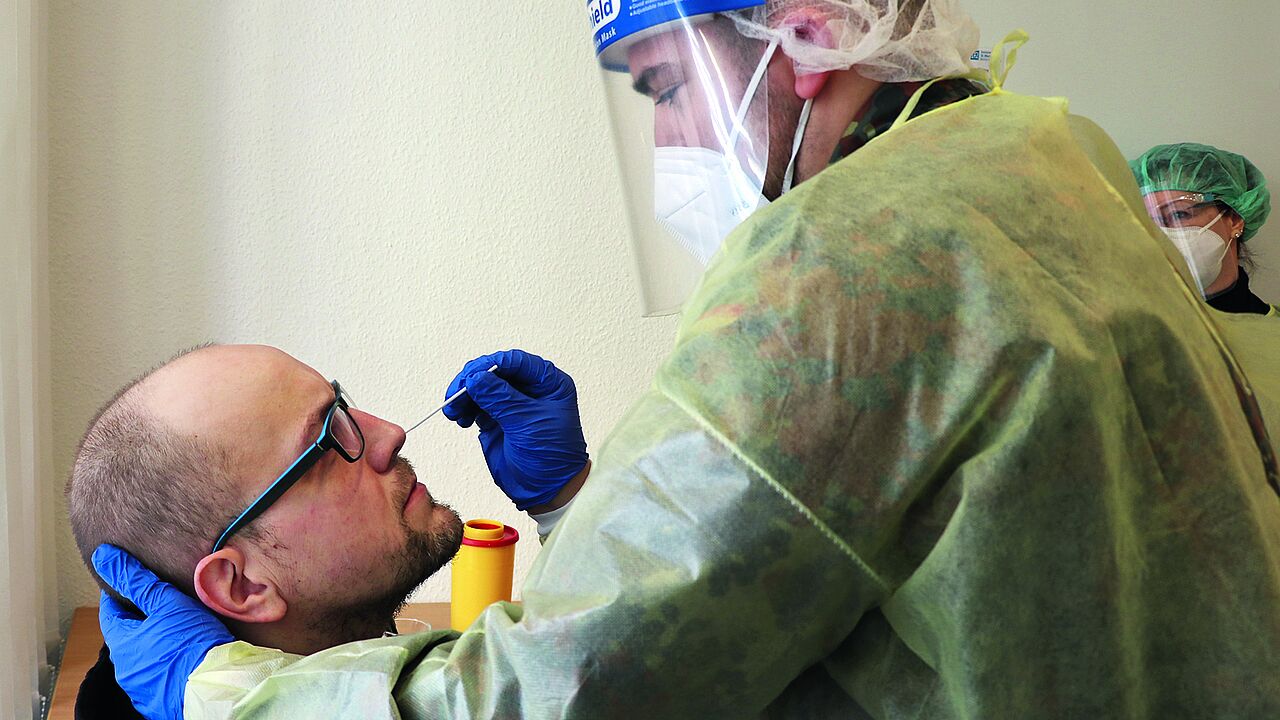Mit dem Wattestab gegen das Virus: Die Schnelltests der Bundeswehr sind in den Alten- und Pflegeheimen eine willkommene Unterstützung. Foto: DBwV/Christine Hepner