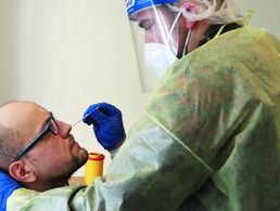 Mit dem Wattestab gegen das Virus: Die Schnelltests der Bundeswehr sind in den Alten- und Pflegeheimen eine willkommene Unterstützung. Foto: DBwV/Christine Hepner