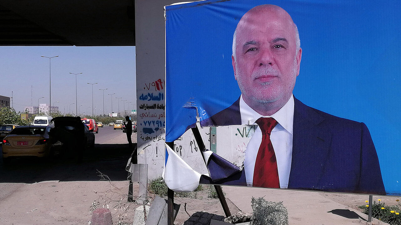 Iraks Premierminister Haidar al-Abadi auf einem Wahlplakat in Bagdad. Der Amtshinhaber muss ersten Auszählungen zufolge um seine Macht fürchten Foto: dpa