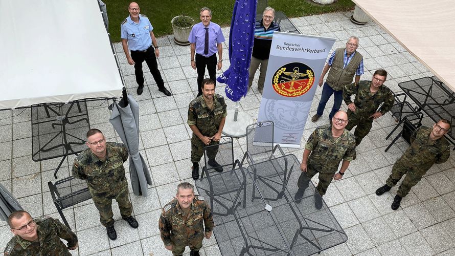 Der Vorstand der StoKa mit dem neuen Vorsitzenden Hauptmann Bernd Link (M.) sowie mit dem Bezirksvorsitzendem Hauptmann Oliver Hartmann und dem Landesvorsitzendem Gerhard Stärk. Bild: Thomas Heinrich