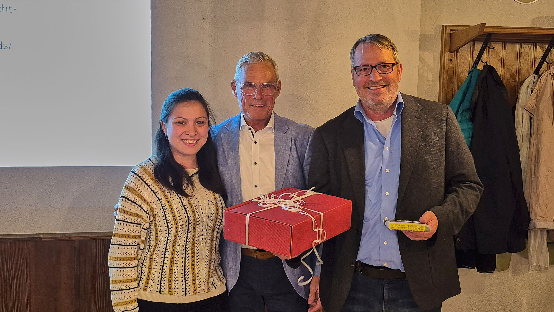 Mit einem regionalen Weinpräsent bedankte sich Vorsitzender Rother herzlich beim Referenten Heßdörfer und seiner Kollegin Frau Schajmurzin. Foto: Carina Rother