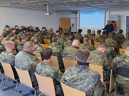Mitglieder des Fernmeldebataillon 10 stellen mit der Wahl eines neuen Vorstandes ihrer TruKa die Weichen für eine starke Interessenvertretung am Standort. Foto: Benedict L.