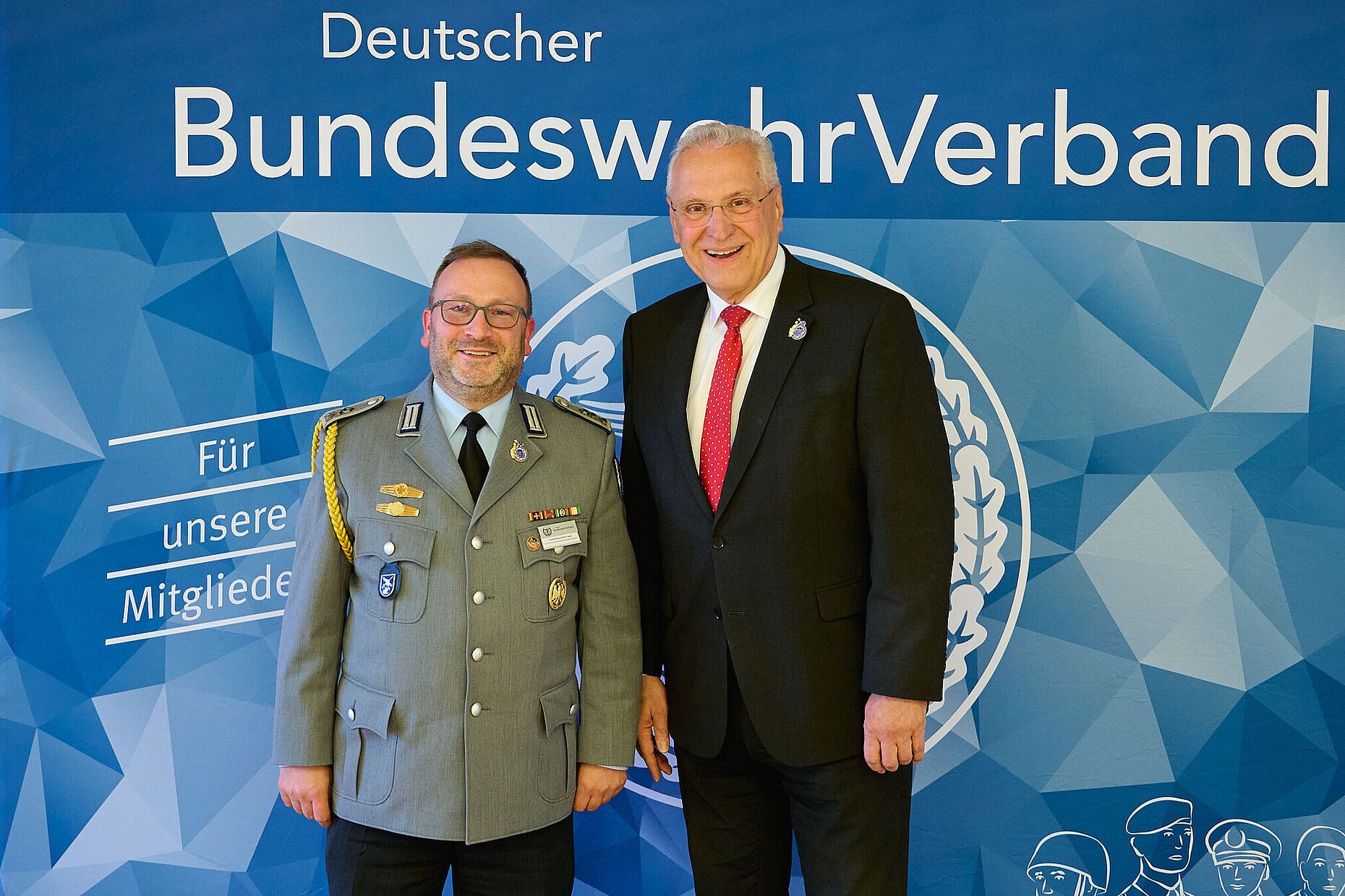 StoKa-Vorsitzender Stabsfeldwebel Mirko Lange bedankte sich bei Bayerns Innenminister Joachim Herrmann für dessen wertschätzende Würdigung der Verbandsarbeit sowie seine mahnenden Worte zu den aktuellen sicherheitspolitischen Herausforderungen. Foto: Ingo Kaminsky