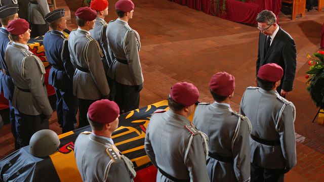 Mit einer zentralen Trauerfeier in Hannover nahm die Bundeswehr mit dem damaligen Verteidigungsminister Thomas de Maizière am 3. Juni 2011 Abschied von Hauptmann Markus Matthes, Hauptfeldwebel Tobias Lagenstein und Major Thomas Tholi. Markus Matthes war am 25. Mai bei einem Anschlag auf seine Patrouille gefallen, Tobias Lagenstein und Thomas Tholi nur drei Tage später bei einem Anschlag im Gouverneurspalast von Talokan. Dabei wurde Markus Kneip, damals Generalmajor und Kommandeur RC North, schwer verwundet. Foto: Bundeswehr/Rott 