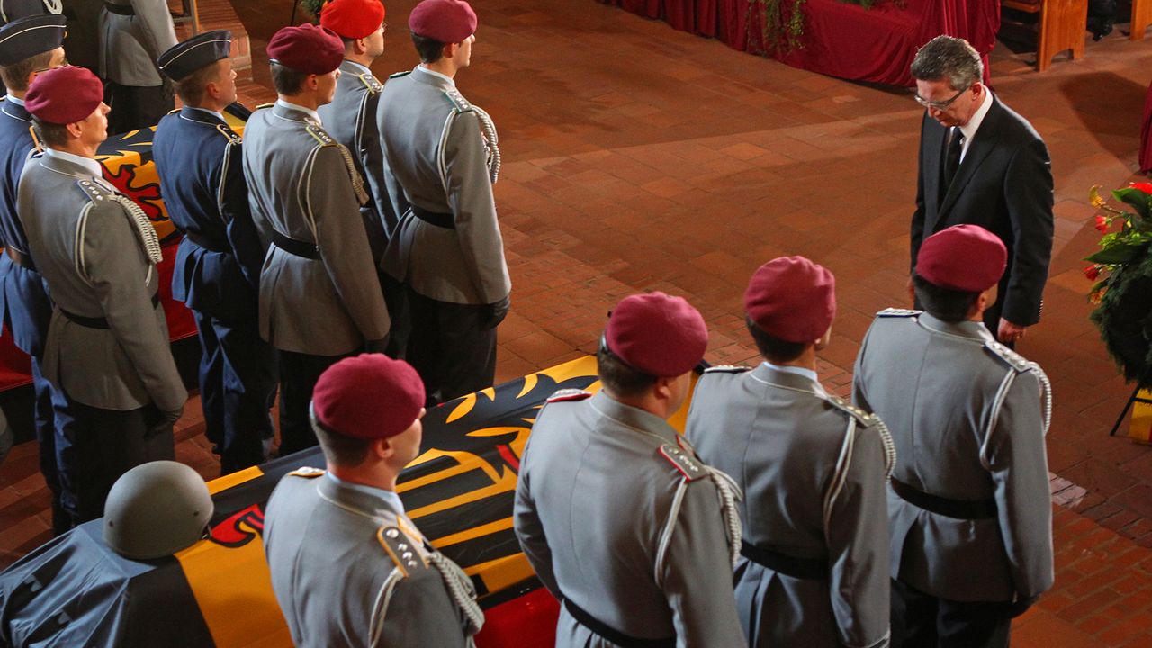 Mit einer zentralen Trauerfeier in Hannover nahm die Bundeswehr mit dem damaligen Verteidigungsminister Thomas de Maizière am 3. Juni 2011 Abschied von Hauptmann Markus Matthes, Hauptfeldwebel Tobias Lagenstein und Major Thomas Tholi. Markus Matthes war am 25. Mai bei einem Anschlag auf seine Patrouille gefallen, Tobias Lagenstein und Thomas Tholi nur drei Tage später bei einem Anschlag im Gouverneurspalast von Talokan. Dabei wurde Markus Kneip, damals Generalmajor und Kommandeur RC North, schwer verwundet. Foto: Bundeswehr/Rott 