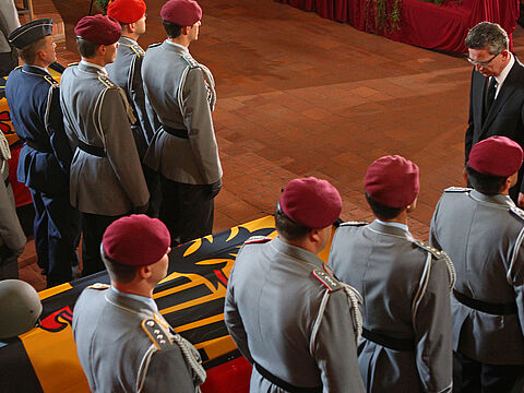 Mit einer zentralen Trauerfeier in Hannover nahm die Bundeswehr mit dem damaligen Verteidigungsminister Thomas de Maizière am 3. Juni 2011 Abschied von Hauptmann Markus Matthes, Hauptfeldwebel Tobias Lagenstein und Major Thomas Tholi. Markus Matthes war am 25. Mai bei einem Anschlag auf seine Patrouille gefallen, Tobias Lagenstein und Thomas Tholi nur drei Tage später bei einem Anschlag im Gouverneurspalast von Talokan. Dabei wurde Markus Kneip, damals Generalmajor und Kommandeur RC North, schwer verwundet. Foto: Bundeswehr/Rott 