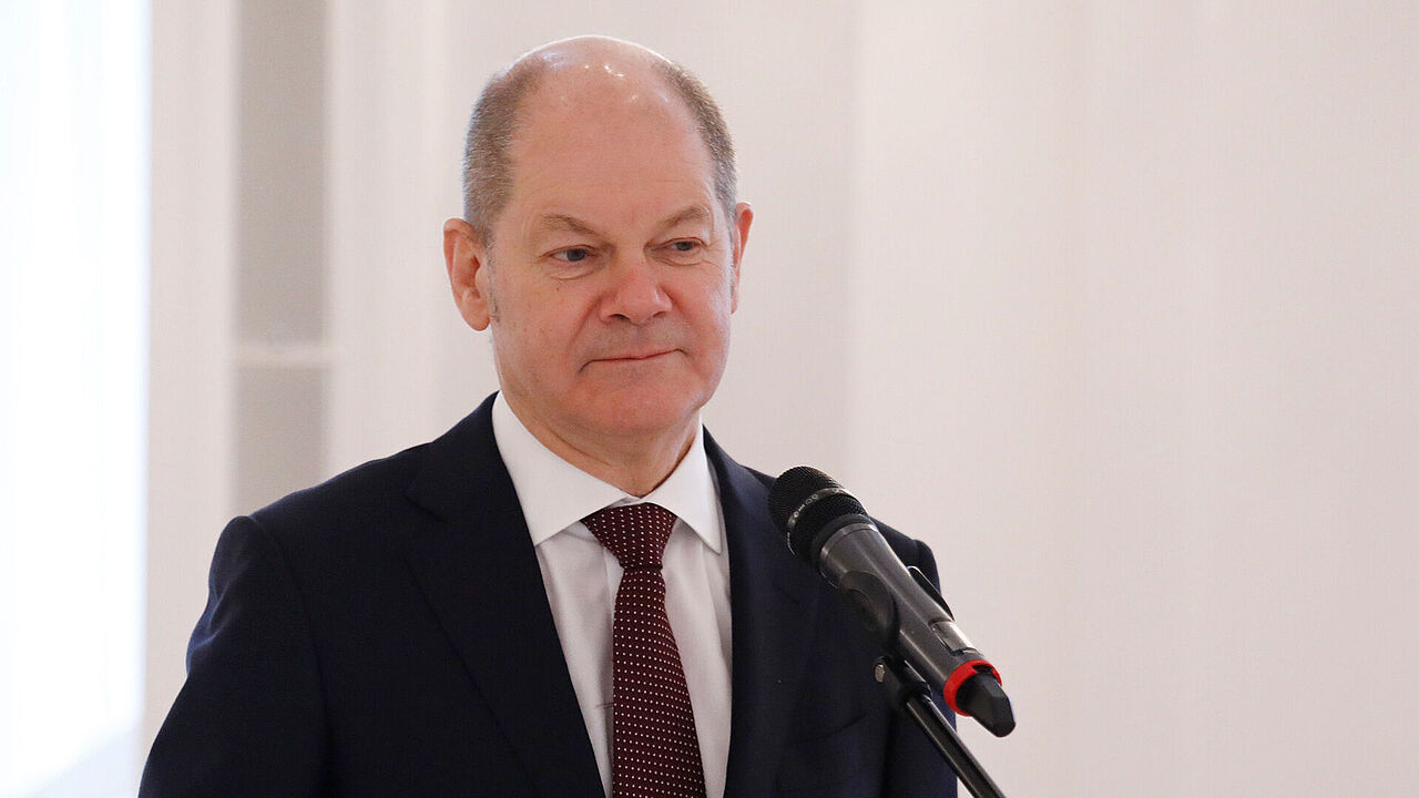 Finanzminister Olaf Scholz – hier letzte Woche bei einem Termin im Schloss Bellevue – blockiert das BMVg beim Kauf von Munition für die Drohne Heron-TP. Foto: picture alliance / SZ Photo, Metodi Popow