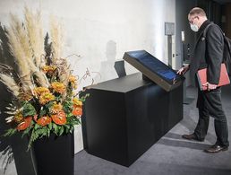 Erst vor wenigen Tagen wurde mit dem Elektronischen Gedenkbuch im Bundestag ein Gedenkort für jene geschaffen, die nicht mehr aus dem Einsatz zurückkehrten. Foto: Deutscher Bundestag/Simone M. Neumann