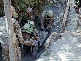 An einem Flusslauf nahe der Ortschaft Isa Khel im Unruhedistrikt Chahar Darreh wurden die beiden "Dingo"-Türen geborgen. Foto: Tim Ruppelt, 2. Infanteriekompanie Task Force Kunduz