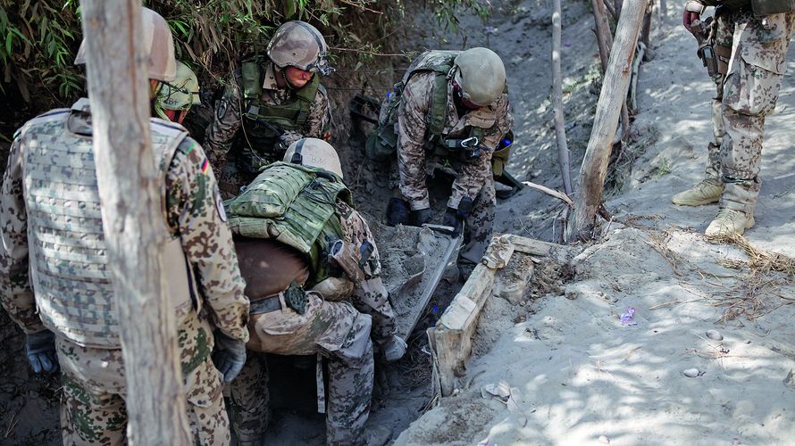 An einem Flusslauf nahe der Ortschaft Isa Khel im Unruhedistrikt Chahar Darreh wurden die beiden "Dingo"-Türen geborgen. Foto: Tim Ruppelt, 2. Infanteriekompanie Task Force Kunduz