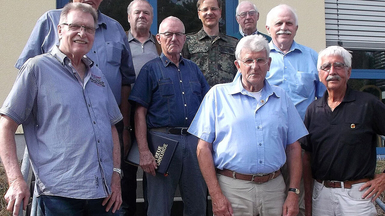 Zahlreiche Jubilare wurden während des Sommertreffs der KERH in Mayen durch den Vorsitzenden Hans Grünewald und den Vorsitzenden der StoKa, Oberstleutnant Dirk Drews, geehrt. Foto: KERH