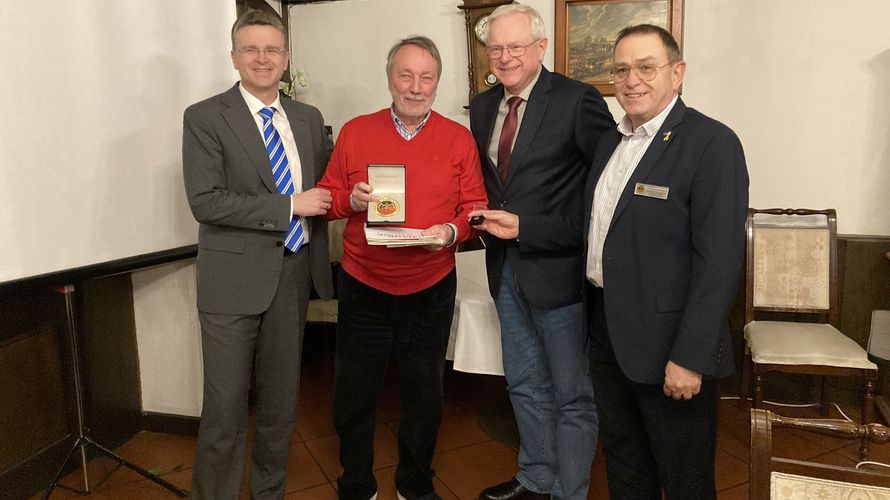 In Sankt Augustin wurde Fregattenkapitän a.D. Hans-Joachim Grund für sein ehrenamtliches Engagement die DBwV Verbandsmedaille verleihen. Foto: ERH Sankt Augustin      