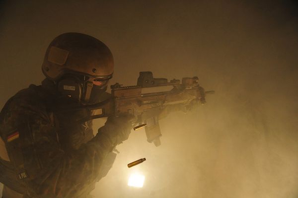 Sieht aus wie die Szene in einem Videospiel, ist aber Realität: KSK-Soldat beim Training Foto: KSK