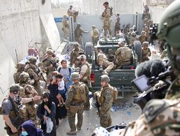 Deutsche Fallschirmjäger und Soldaten der Partnernationen am Northgate des Kabuler Flughafens: Die Gefährdung nimmt zu. Foto: Bundeswehr