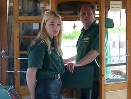 Kundige Stadtführer in der historischen Straßenbahn. Foto: Bernd Intemann